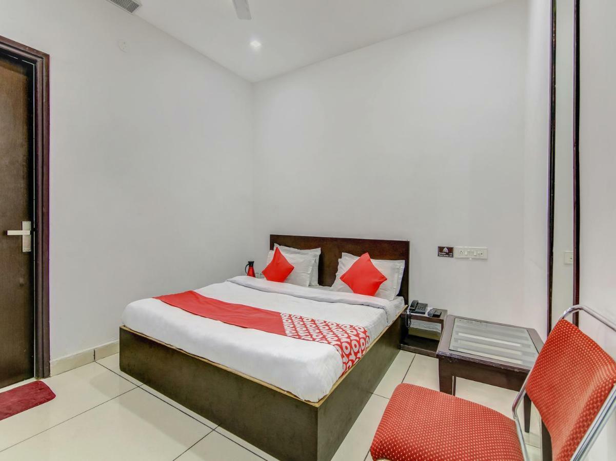 Oyo 27999 Hotel Deep Sirsa Екстериор снимка